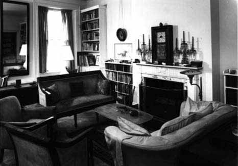 livingroom.jpg (19142 bytes)